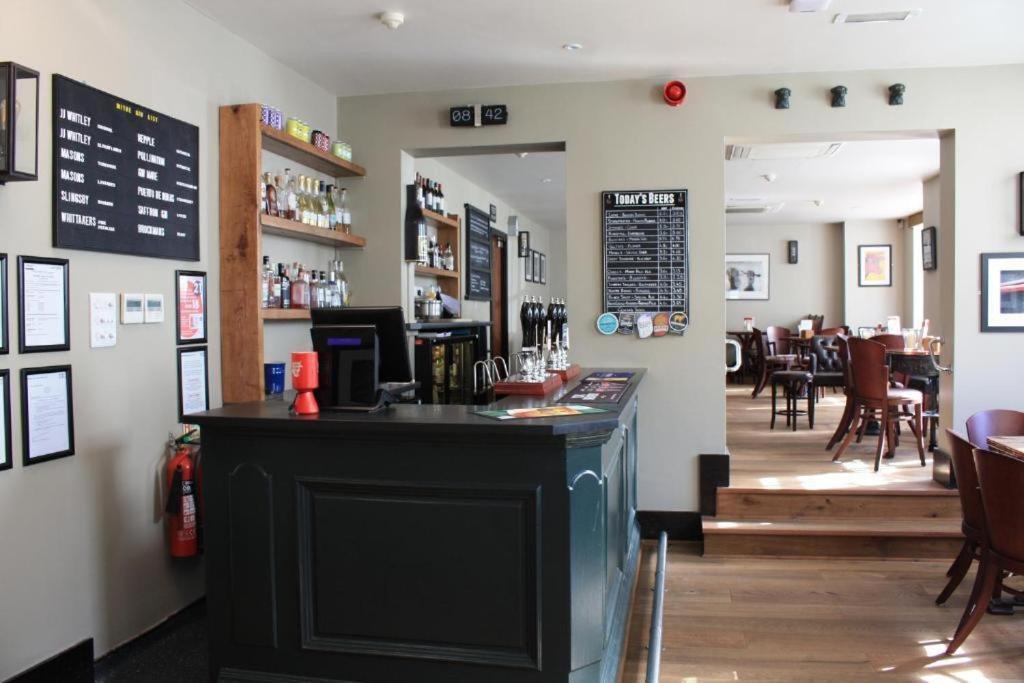The Mitre Inn Knaresborough Extérieur photo